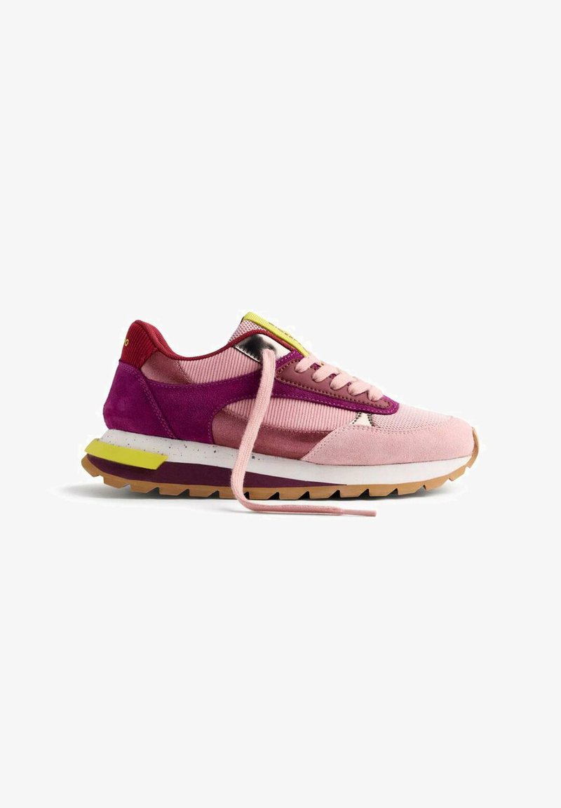 Sneaker low-top in rosa, viola e rosso con dettagli gialli, suola intermedia bianca, suola in gomma e lacci rosa sciolti su uno sfondo bianco.