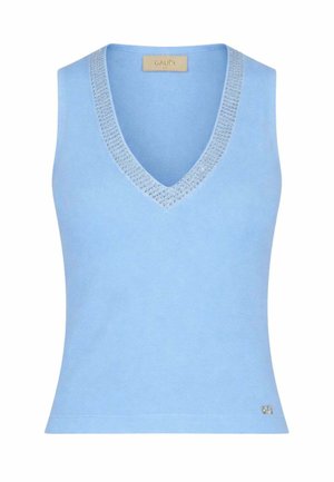 Top senza maniche in maglia azzurro chiaro con scollo a V decorato con piccoli borchiette d'argento, con etichetta Gaudí all'interno del colletto.