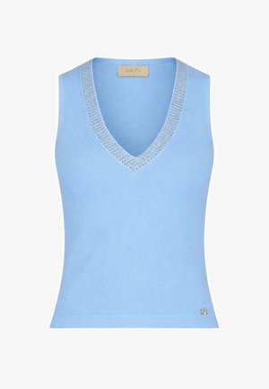 Top senza maniche in maglia azzurro chiaro con scollo a V decorato con piccoli borchiette d'argento, con etichetta Gaudí all'interno del colletto.