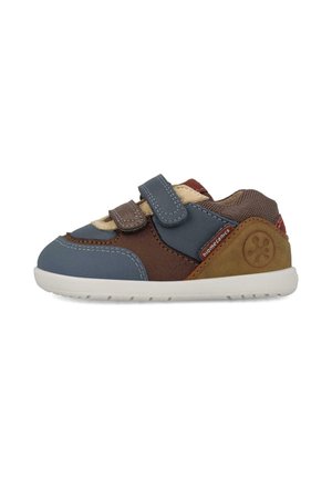 Zapato casual para niño en azul, marrón, beige y tostado con dos tiras de velcro y suela blanca, con la marca "biomecanics" en el lateral.