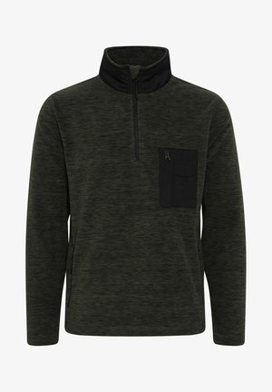 Tumedast rohelisest fliisikotist, millel on poole tõmbega kaelus, must rinna-tasku ja küljetaskud, mida iseloomustab tekstuuriline, pehme viimistlus.