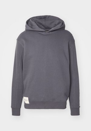 Szara bluza z kapturem o strukturalnym wykończeniu, z długimi rękawami, luźnym krojem i boczną metką z logiem marki.