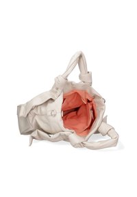 Lichtbeige leren tote bag met geknoopte handvatten, voorzien van een koraalkleurige stoffen voering en een ritsvak voor extra opslag.