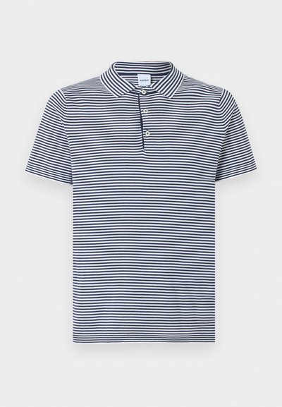 Polo pour homme à manches courtes avec rayures horizontales bleu marine et blanches, et patte à trois boutons sur fond uni.