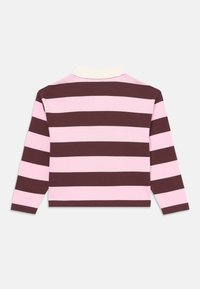 Långärmad polo tröja med horisontella ränder i mörkbrun och ljusrosa, med en kontrasterande krämfärgad krage. Tillverkad av bomull, klassisk passform.