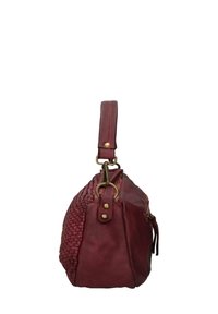 Sac en cuir bordeaux avec une texture tissée sur un côté, une fermeture éclair en haut, des coutures d'accent, une poignée robuste et des détails en métal.