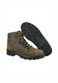 Botas de senderismo marrones y verdes con materiales de ante y tela, con suela de goma texturizada y ojales metálicos para los cordones.