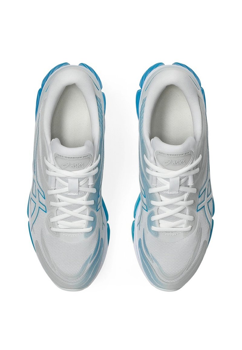 Chaussures de course blanches et bleu clair avec un dessus en maille, un bout arrondi et des lacets blancs ; présentent une semelle souple avec un motif texturé.