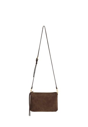 Donkerbruine suède crossbodytas met lange verstelbare riem en ritssluiting met een bijpassende suèdeleren trekkoordkwast.