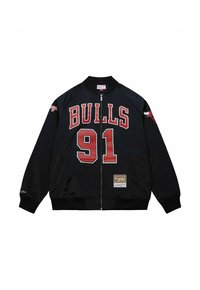 Schwarze Satin-Bomberjacke mit "BULLS" und "91" in Rot auf der Vorderseite. Akzentuiert mit einem Logo auf dem Ärmel und elastischen Bündchen.