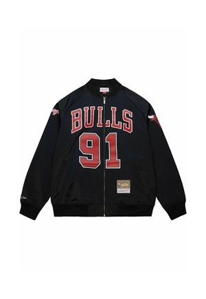 Schwarze Satin-Bomberjacke mit "BULLS" und "91" in Rot auf der Vorderseite. Akzentuiert mit einem Logo auf dem Ärmel und elastischen Bündchen.