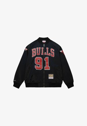 Giacca bomber nera in satin con la scritta "BULLS" e il numero "91" in rosso sul davanti. Decorata con un logo sul manica e polsini elasticizzati.