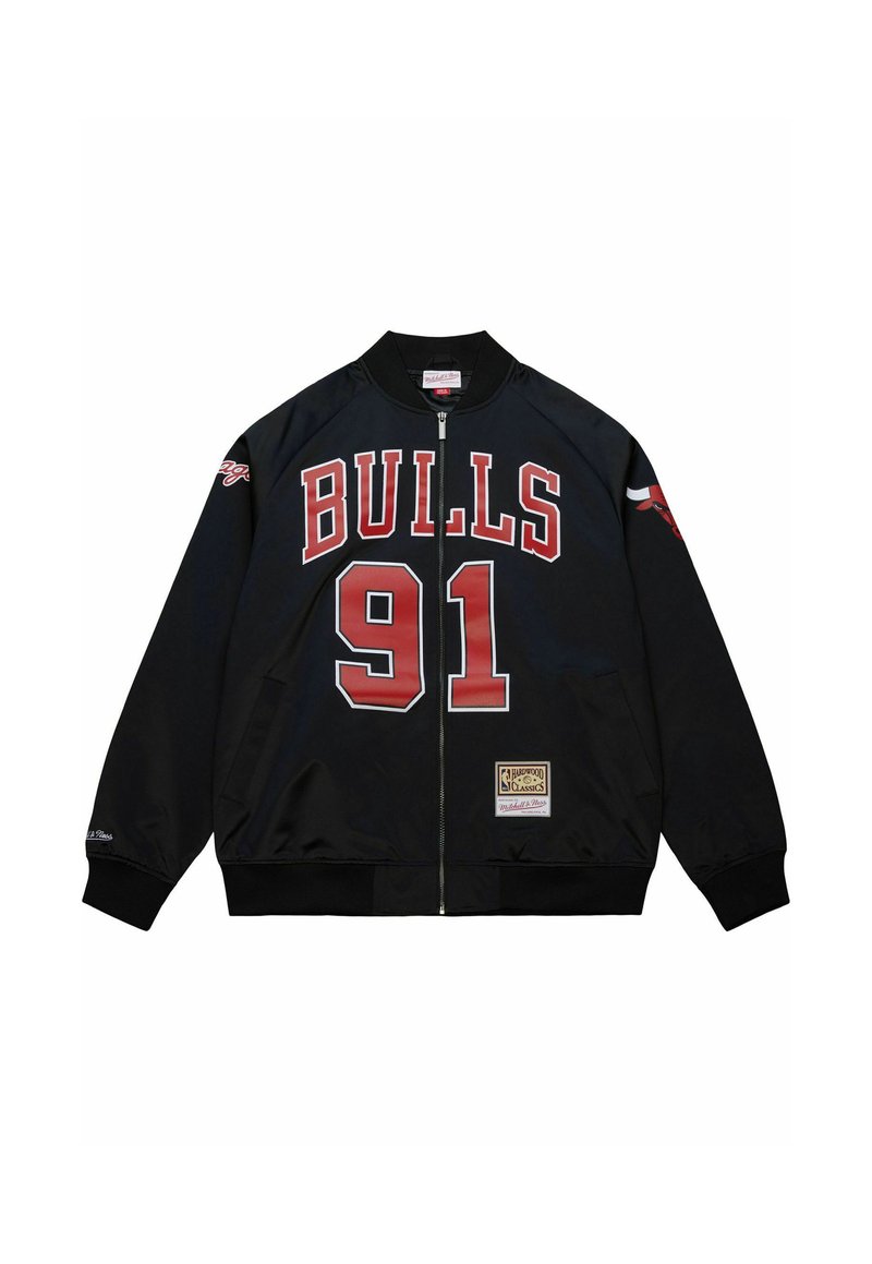 Schwarze Satin-Bomberjacke mit "BULLS" und "91" in Rot auf der Vorderseite. Akzentuiert mit einem Logo auf dem Ärmel und elastischen Bündchen.