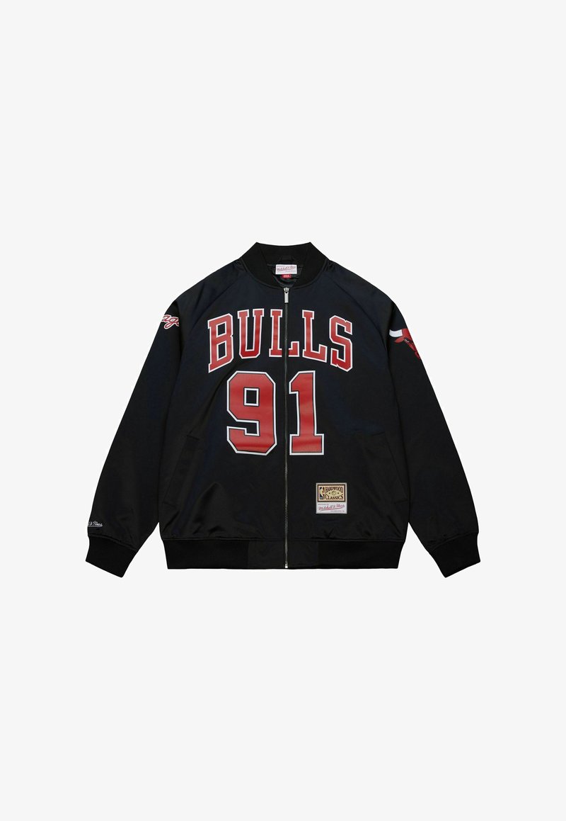 Veste bomber en satin noir avec "BULLS" et "91" en rouge à l'avant. Agrémentée d'un logo sur la manche et de poignets élastiques.