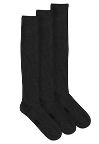 Schwarze knielange Socken aus einem glatten, strukturierten Stoff. Drei Paar präsentiert, mit verstärkten Zehen und Oberteilen sowie einem Logo.