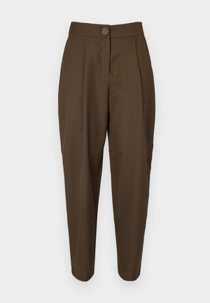 Ruskeat, korkeavyötäröiset housut, joissa on vartalonmyötäinen leikkaus, laskostettu etuosa ja yksi napitus. Sileä kangas, jossa on hienovaraista kiiltoa.