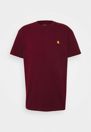 Bordeaux crewneck T-shirt med korte ærmer og lille gult Carhartt-logo på venstre bryst.