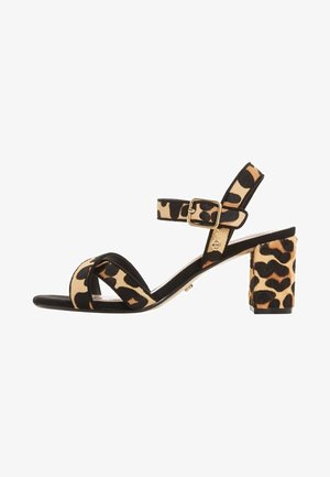 Sandalia de mujer con punta abierta, tiras con estampado de leopardo, hebilla dorada y tacón ancho cubierto con el mismo patrón de leopardo.