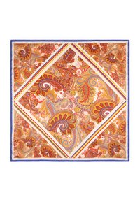 Foulard en soie avec un motif cachemire vif en rouge, orange et bleu, bordé d'une bordure bleue contrastante et d'accents rayés colorés.