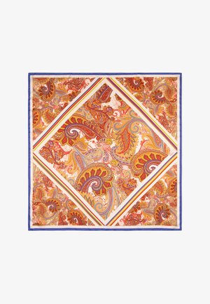 Svila šal s živopisnim paisley uzorkom u crvenoj, narančastoj i plavoj boji, obrubljen kontrastnim plavim rubom i šarenim prugastim detaljima.