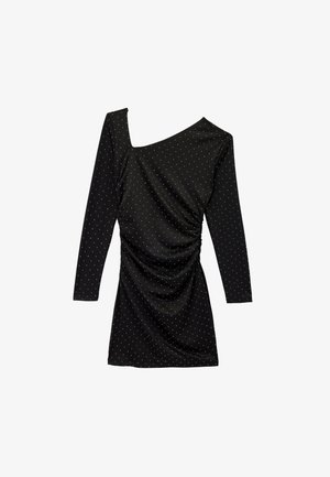 Robe noire à une épaule, manches longues, côté froncé et petits pois blancs. Fabriquée en tissu doux avec une texture lisse.