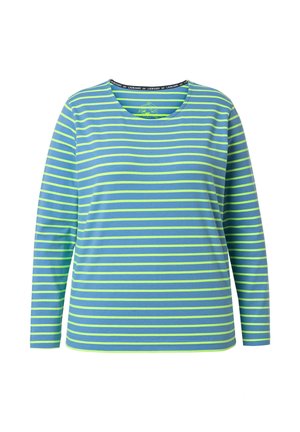 Camiseta de manga larga en azul con rayas horizontales verdes. Cuello redondo con una etiqueta interior negra de la marca. Textura de tela suave y elástica.