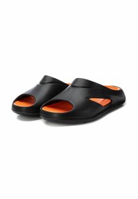 Sandalias de goma negras sin hebillas con un diseño abierto, detalles recortados y una plantilla naranja texturizada para comodidad y agarre.