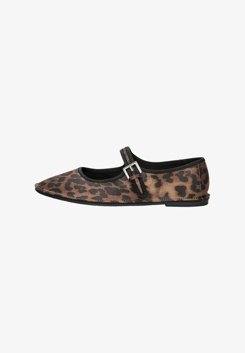 Ballet flats en daim doux avec un imprimé léopard, dotées d'une sangle noire avec une boucle en métal argenté, d'un bout pointu et d'une semelle en caoutchouc plate.