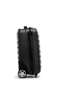 Valise rigide noire avec surface texturée, deux compartiments zippés, une poignée latérale et une seule roue de roller à la base.