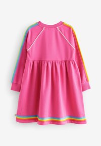 Abito rosa a maniche lunghe con gonna arricciata. Presenta dettagli a strisce arcobaleno lungo le maniche e l'orlo, realizzato in morbido tessuto di cotone.