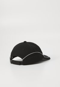 Fekete baseball sapka pamutból, ívelt napellenzővel, állítható pánttal és fehér díszítéssel az oldalán.
