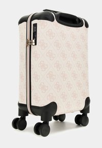 Valigia rigida di colore rosa chiaro con un motivo tattile, dettagli neri, chiusura a zip, serratura combinata e quattro ruote per una facile mobilità.