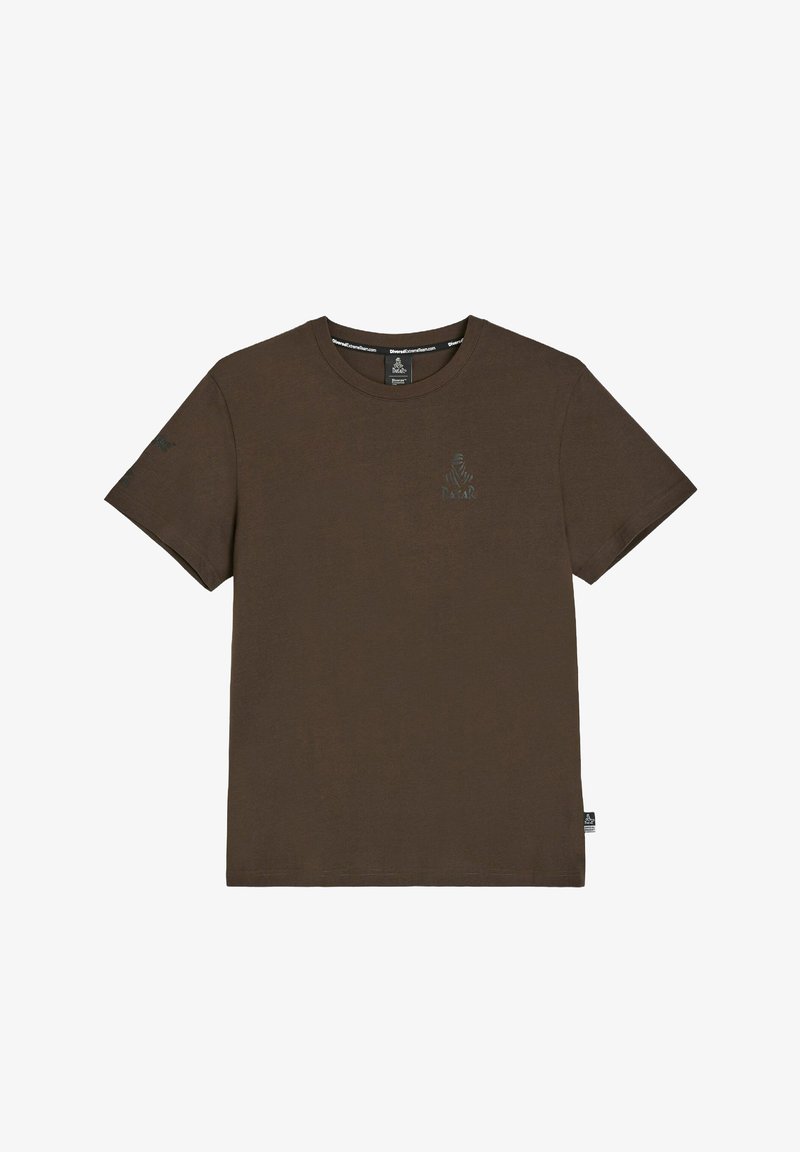 Ciemnobrązowy, krótki rękaw t-shirt z małym logo Dakar na lewej piersi i rękawie, okrągły dekolt oraz metka na dolnym bocznym szwie.