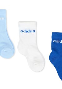 Tre paia di calzini alla caviglia: azzurro chiaro, bianco e blu scuro. Ognuno presenta un logo "adidas" intrecciato in blu a contrasto. Materiale misto cotone.