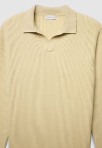 Hellgelbes, geripptes Sweatshirt mit einem kragenartigen Halsauschnitt und einer kleinen Vorderöffnung. Weicher Stoff mit langen Ärmeln.