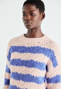 Maglione lavorato a maglia con scollo rotondo, caratterizzato da strisce orizzontali alternate in un delicato rosa e blu, in filato testurizzato.
