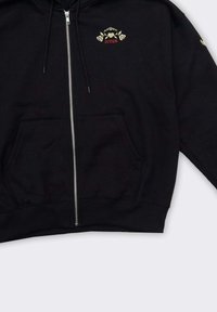 Felpa nera con zip realizzata in tessuto misto cotone; presenta tasche frontali, cappuccio con cordino e dettagli dorati ricamati.