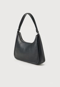 Μαύρη δερμάτινη τσάντα με στρογγυλεμένο σχήμα, κοντό λουρί ώμου, κλείσιμο με φερμουάρ και εμφανές ράψιμο. Ομαλή υφή και μίνιμαλ σχεδιασμός.