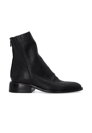 Bottine en cuir noir avec un design élégant, bout effilé, fermeture à glissière et un petit talon carré. Texture douce et style minimaliste.