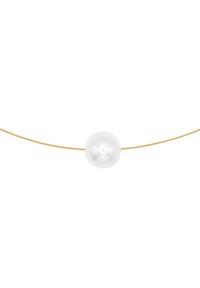 Gouden ketting met een gladde, ronde witte parel als hanger, gecentreerd op een dunne gouden ketting, die eenvoud in ontwerp en kleurcontrast benadrukt.