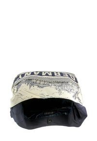 Sac en toile avec un extérieur beige, une illustration bleue détaillée, un fond navy uni et une poche intérieure avec fermeture éclair.