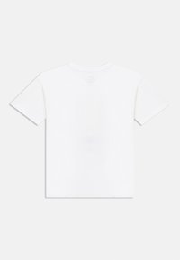 Λευκό κοντομάνικο T-shirt από βαμβάκι, με στρογγυλή λαιμόκοψη και χωρίς ορατά σχέδια. Η πίσω όψη παρουσιάζει απλή υφή.