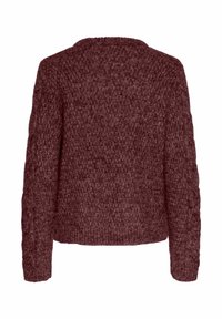 Sarkans džemperis ar teksturētu rakstu, apaļu kakla izgriezumu un kabelīšu adījumu gar piedurknēm. Nokrīt virs vidukļa.