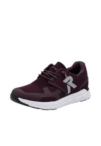 Scarpa sportiva viola con materiali in rete e sintetici, suola bianca e dettaglio del logo grigio. Presenta lacci piatti e una suola ammortizzata.