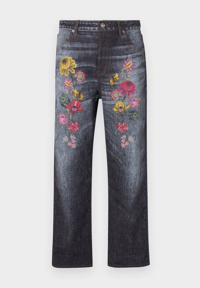 Τζιν από σκούρο πλυντήριο με ψηλή μέση, ίσια μπατζάκια και πολύχρωμα κεντημένα λουλουδένια σχέδια στους μπροστινούς μηρούς.