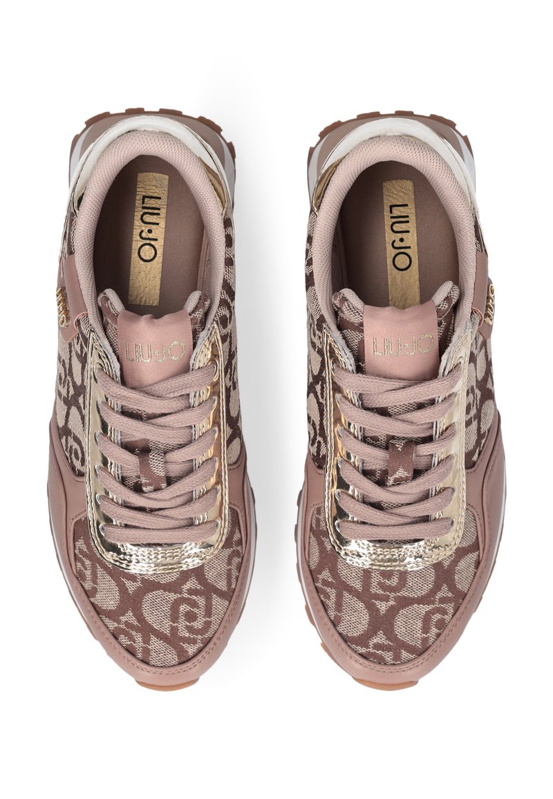 Ein Paar pinke und beige Liu Jo Sneakers mit gemustertem Stoff, Schnürsenkeln und goldenen Akzenten, von oben auf einem weißen Hintergrund betrachtet.