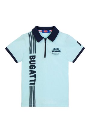 Polo azzurro chiaro con colletto e bordi delle maniche blu navy, scritta verticale "BUGATTI", grafica di un'auto e cerniera corta sul davanti.