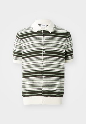 Polo de malha de mangas curtas em branco, verde e riscas castanhas. Apresenta colarinho, fecho de botão e bainha e mangas caneladas.