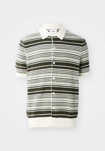 Lühikeste varrukatega kudumine polo särk valgete, roheliste ja pruunide triipudega. Omab kraega kaelust, nööpidega esist ja soonikkoes ääri ning varrukaid.