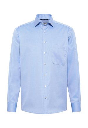 Himmelblaues Langarm-Hemd aus glattem Stoff mit spitzem Kragen, Brusttasche und weißen Knöpfen entlang der Vorderseite.